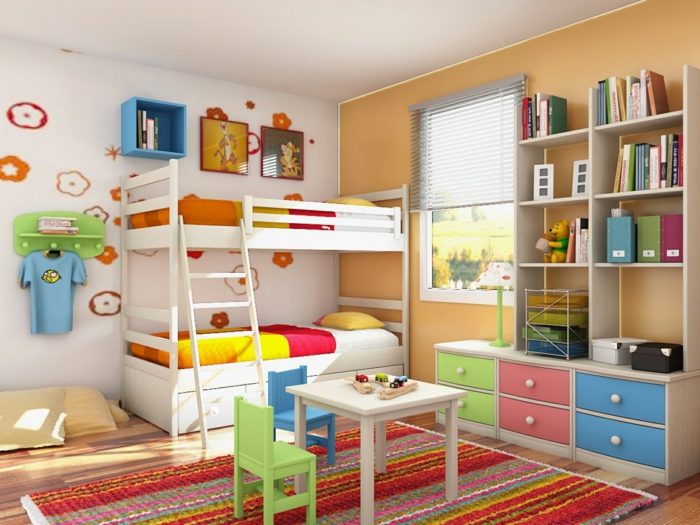 ikea barneværelse tre møbler lette tre bokhyller fargerike skuffer teppebånd