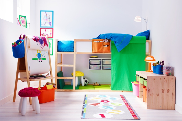 ikea barneværelse tremøbler høy sengseklær teppe kommode