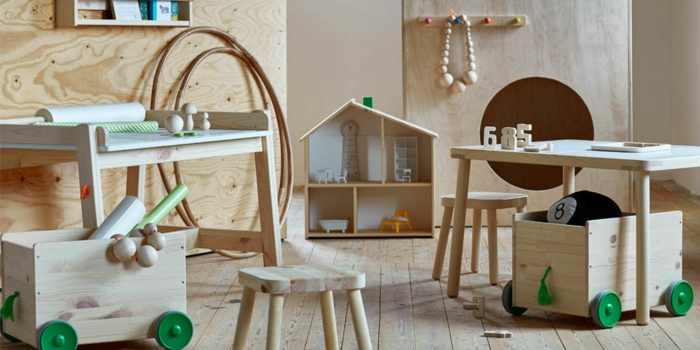 ikea barneværelse tremøbler bordstoler veggpaneler