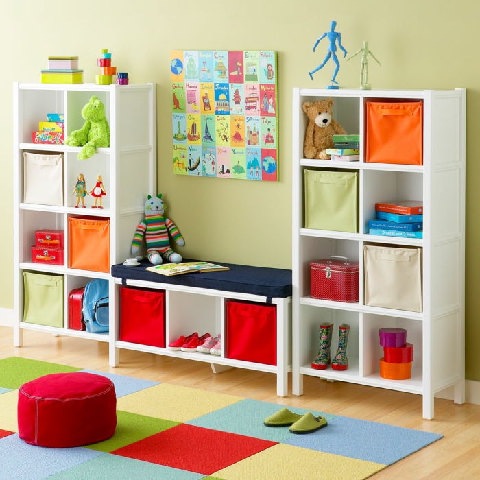 ikea børnelokale træmøbler væg hylder legetøj opbevaring børnehave tæppe