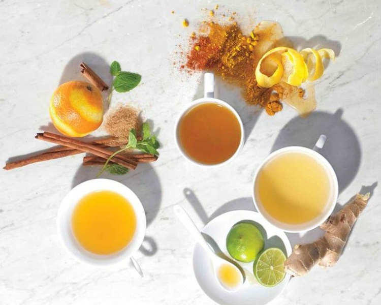 Indiase kruidenmix gember kurkuma thee met citroen en honing