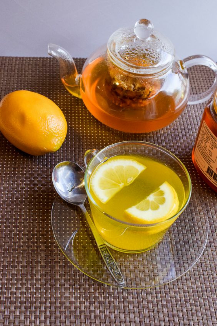 Indijos prieskoniai sumaišoma su ciberžolės arbata su citrinomis