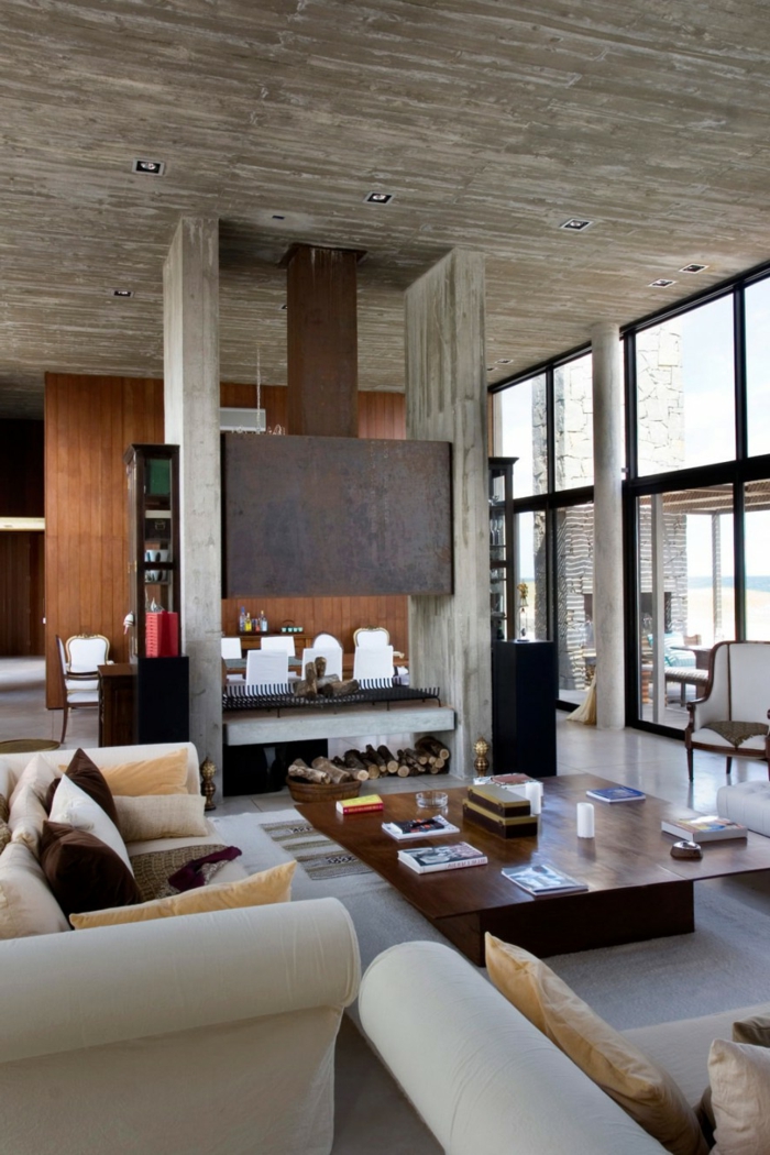 idées de design d'intérieur salon cheminée en bois au plafond