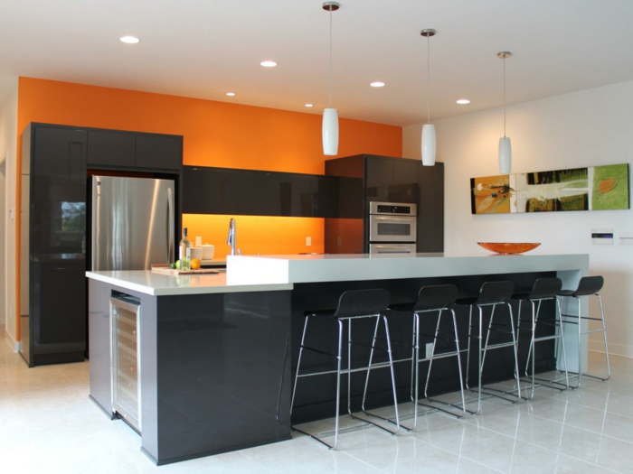 تصميم داخلي تصميم المطبخ برتقالي أسود يجمع بلاط الأرضيات