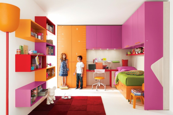 indretning børnehave dekoration farvede møbler rødt tæppe
