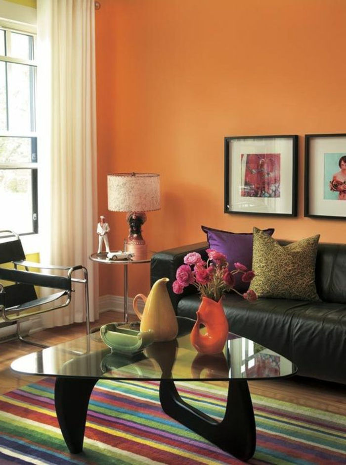 interiér design mandarinka stěna barva barevný proužek koberec