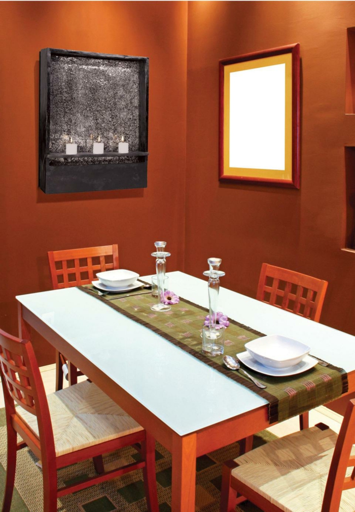 Sisustussuunnittelu valitsee seinän väri tumman oranssin värikkäät ruokailuhuoneet