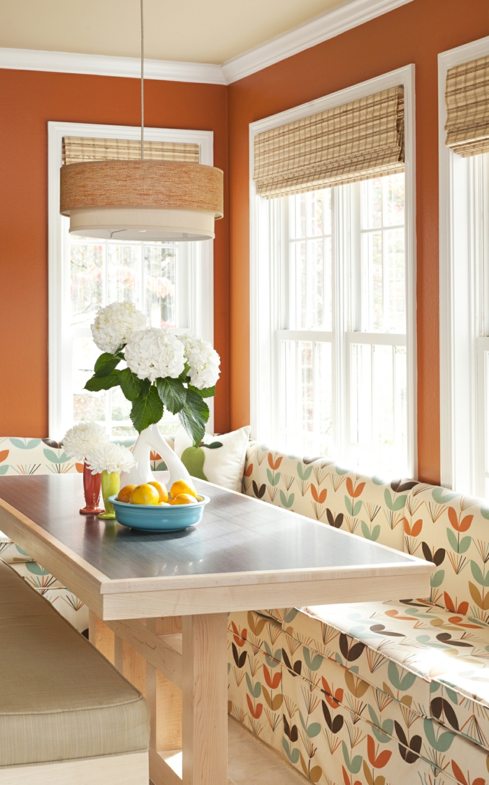 interiér design životní styl jídelna lavici barevné vzory květiny