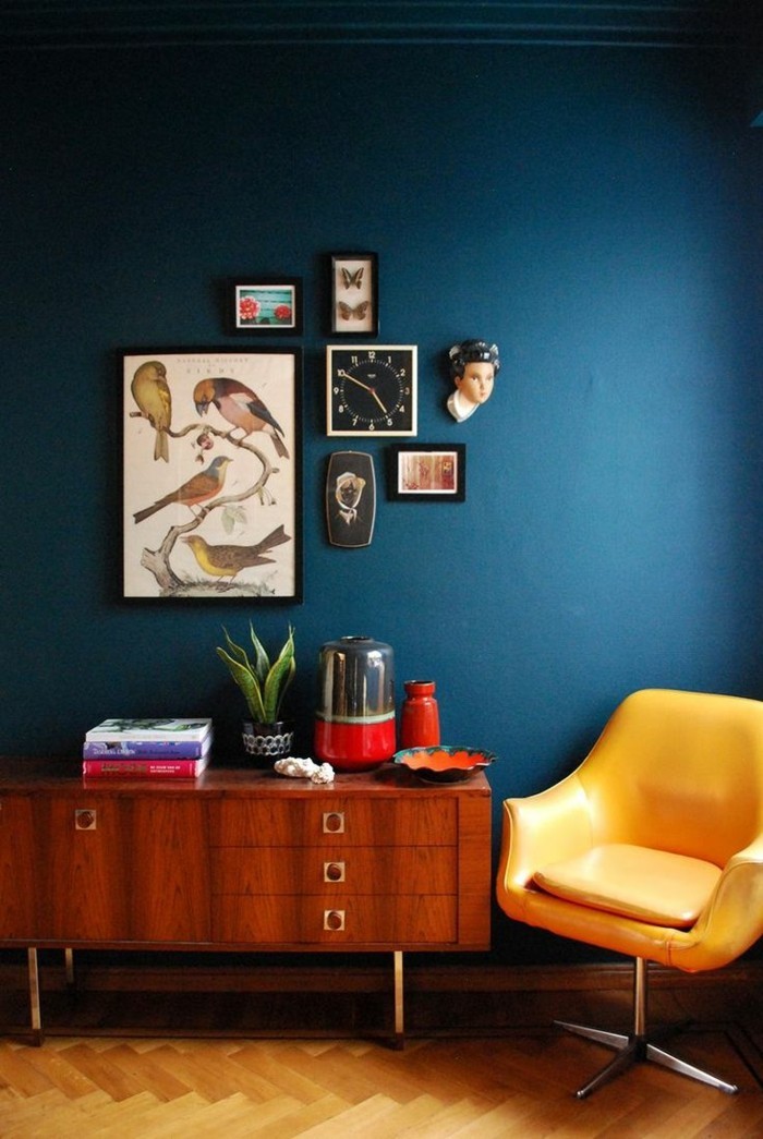 interiør design levende ideer stue blå væg maling gul lænestol
