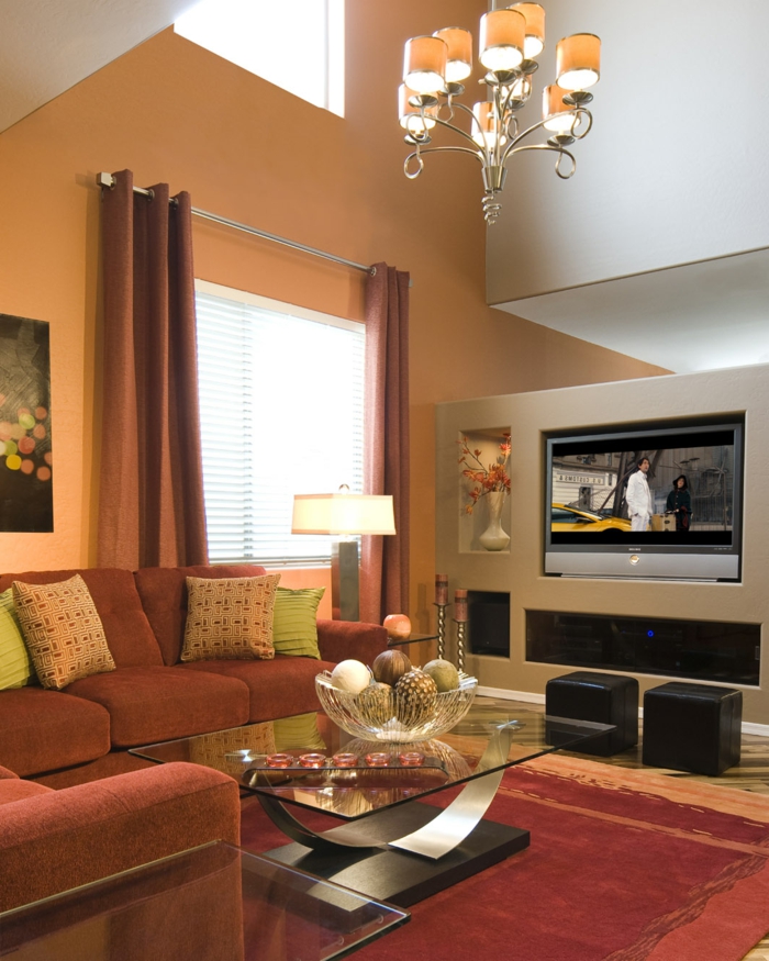 interiér design domácí dekor obývací pokoj útulné oranžové stěny červený koberec