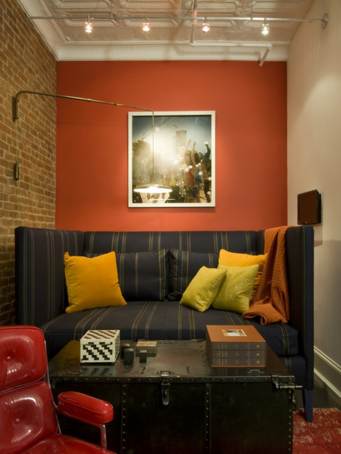 interiørdesign levende ideer stue sofa sten væg farvede accenter