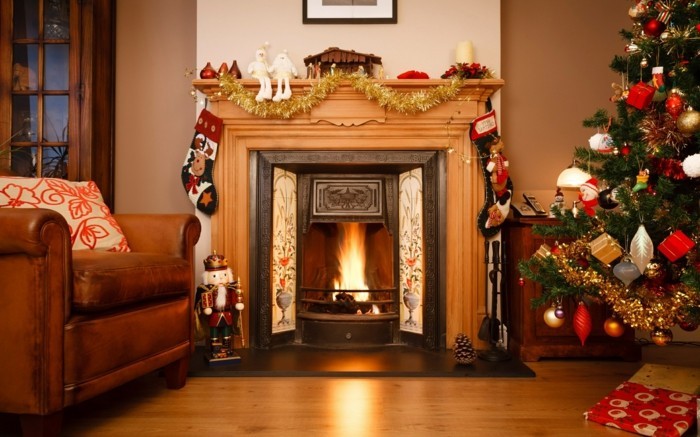 interieur woonkamer kerst open haard kerstsok slingers kerstboom