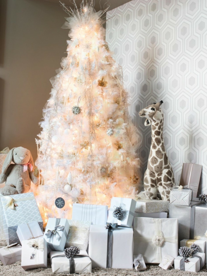 decoratie woonkamer kerstmis mooie kerstboom helder behang veel geschenken