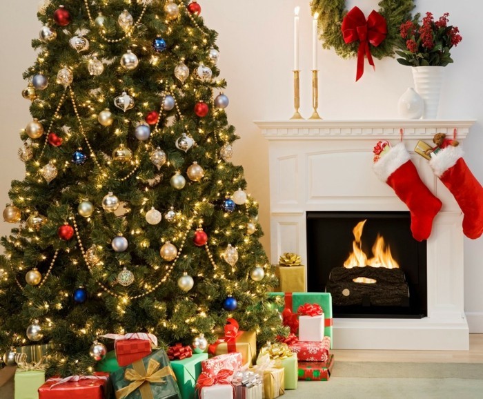 interieur woonkamer kerst kerstboom geschenken familie feesten gezellig