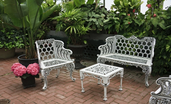 cour jardin idées mobilier d'extérieur canapé fauteuil table basse fer forgé
