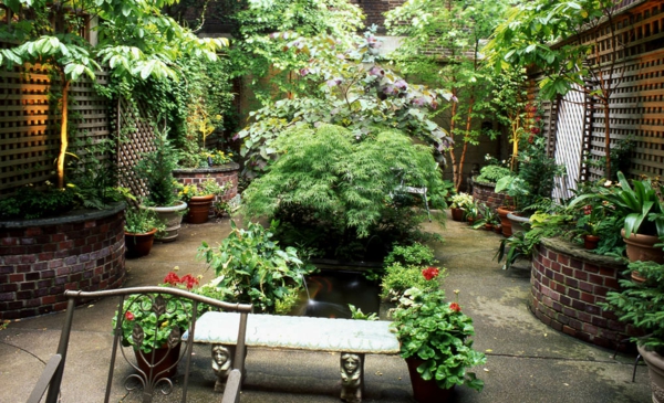 αυλή μικρό σχήμα κήπου πέτρινες πλάκες τούβλα κρεβάτια πάγκοι γεράνι γλάστρες φυτά