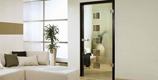 Vidaus durys pagamintos iš stiklo šiuolaikinio dizaino