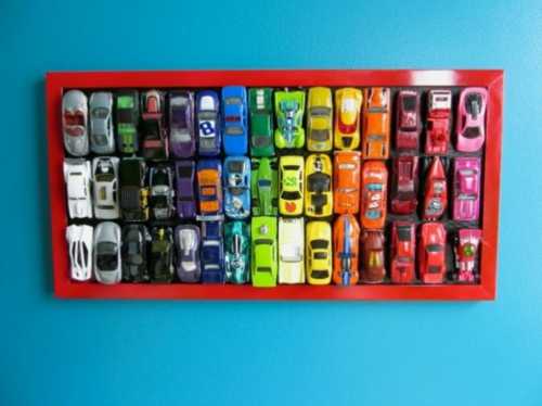 Иновативната декорация на стена прави автомобилите за играчки