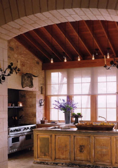 diseños de interiores en estilo italiano con lámparas de techo suspendidas