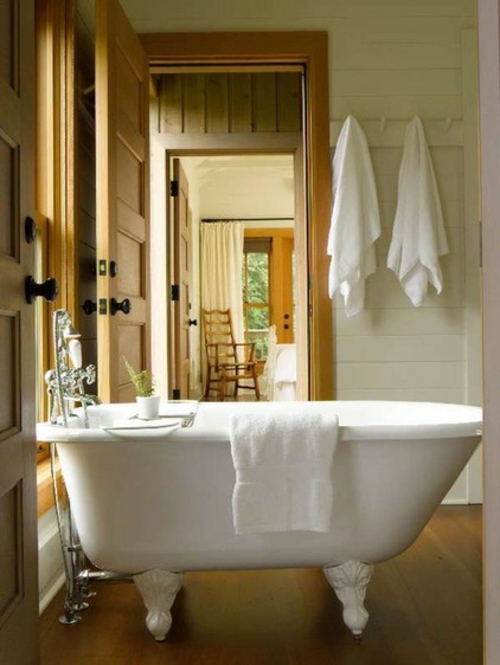 乡村风格的室内设计设置了浴缸毛巾浴室