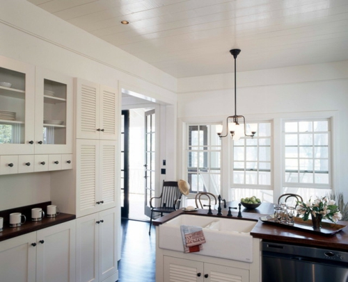 design d'intérieur dans le style campagnard mis en place des portes en verre armoires de cuisine