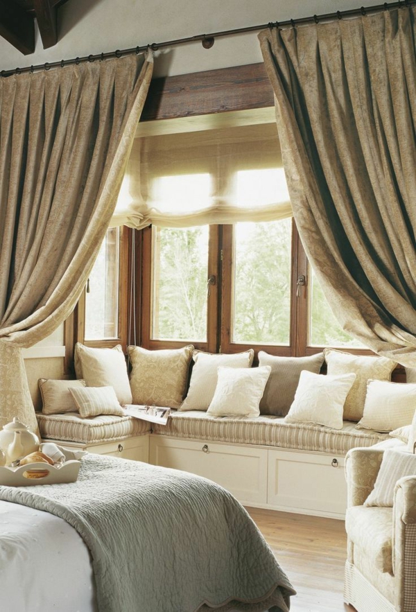 interiør design soveværelse gardiner skillevæg sidde ved vinduet