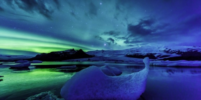 Aurora boreal del paisaje de Islandia