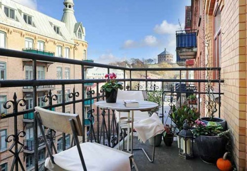 italiensk stil en hyggelig balkon idé bord stole originale deco elementer