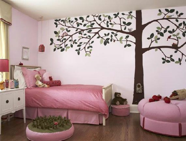Chambre d'enfant déco lit lit rond tabouret décoration murale