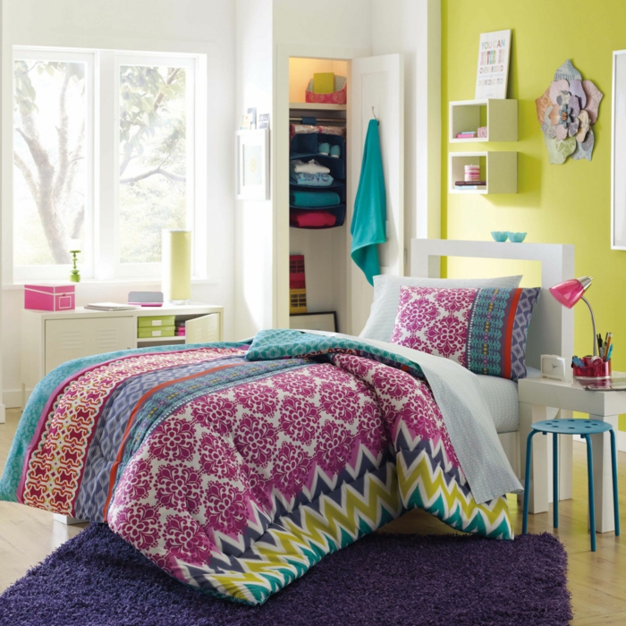 青年房间摆放紫色地毯绿色墙面彩绘床单