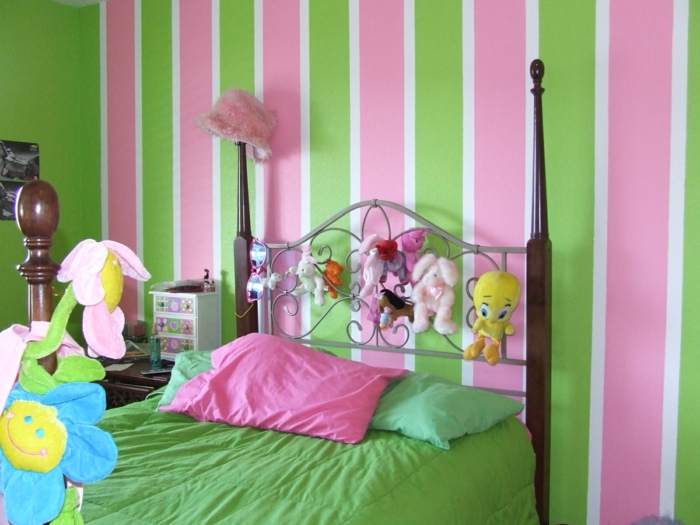 sala de juventud para niñas rayas de colores sábanas verdes