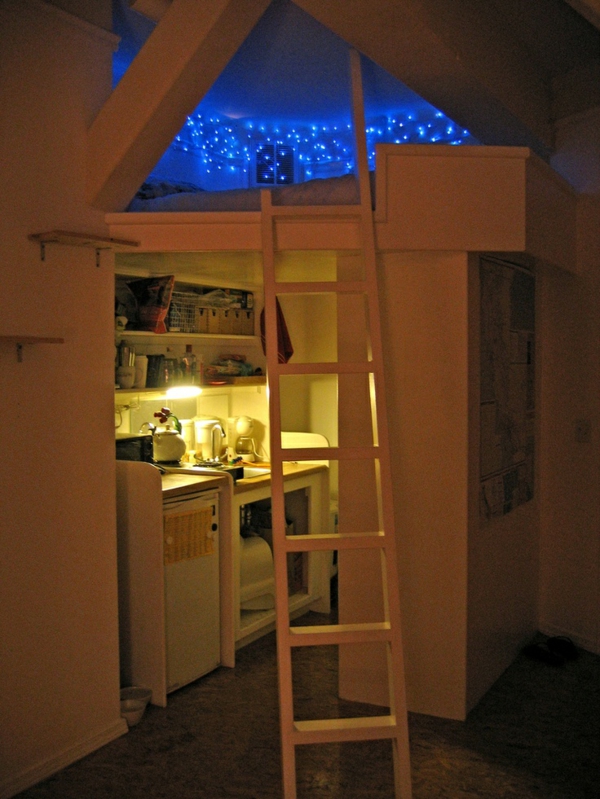 ديكور غرفة الشباب تزيين السقف إضاءة السرير الأزرق