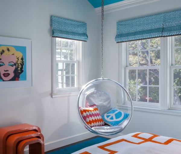décorer la chambre des jeunes avec une chaise jetable en verre bleu