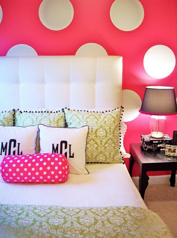ungdomsrums seng tapet prikkemønster lyserød natbord