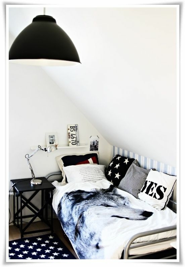 habitación para jóvenes con lámpara colgante de cabecera con cama inclinada