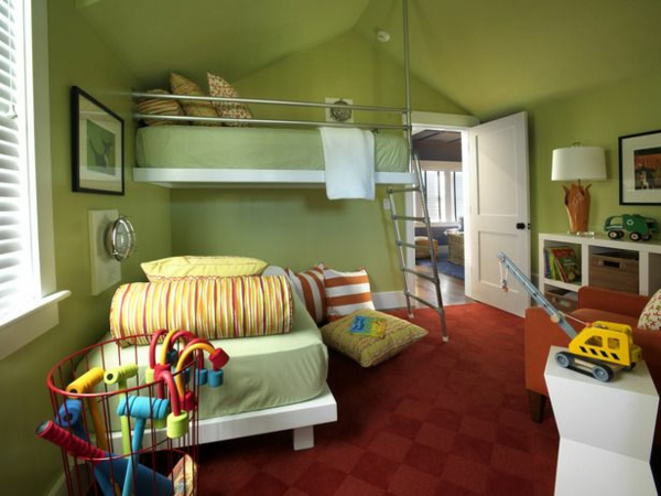 Jaunimo kambarys su nuolydžiu grindų dviaukštė lova