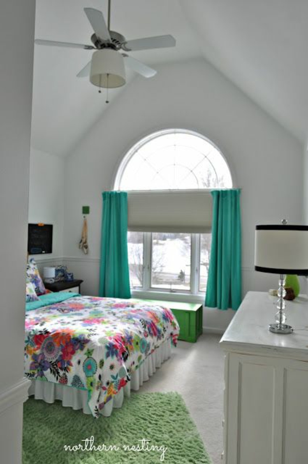 habitación para jóvenes con cama verde con cortinas inclinadas