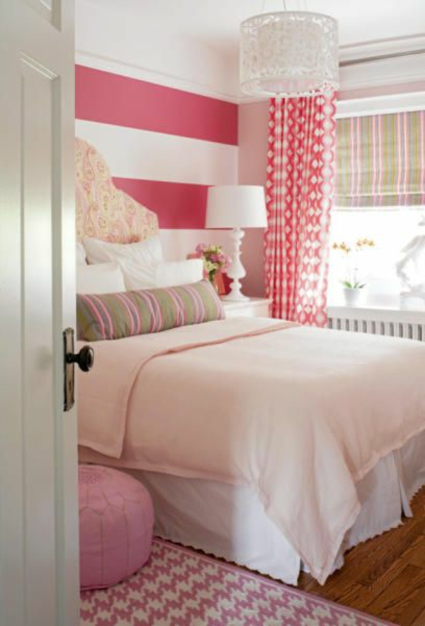 ungdomsrum design stribet accent væg seng tæppe