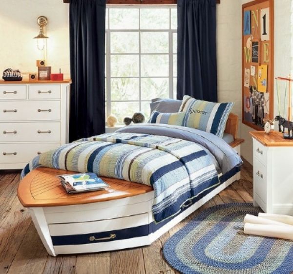 Le lit du cadre de la chambre du garçon ressemble à un bateau en bleu