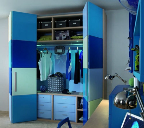 Стаята на момчето е в синьо вдъхновен шкаф