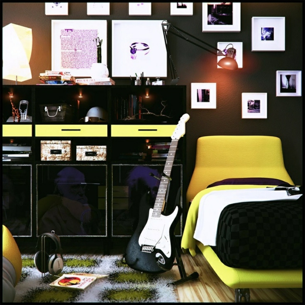Sala de baie a băieților este decorată cu mobilier vopsit în negru și galben