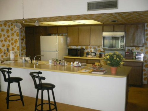 Тапети в кухненската зона цветя жълт идея бар столове черен