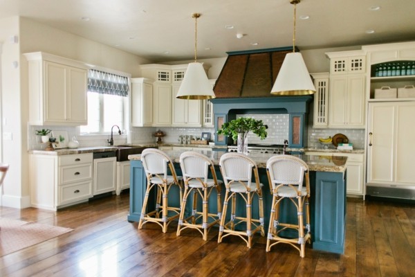κουζίνα με νησί μαγειρέματος σε μπλε και ξύλινο πάτωμα