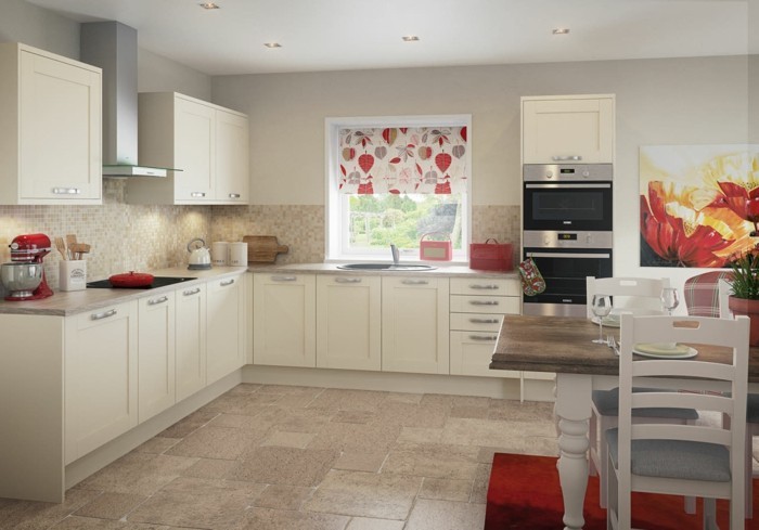 Virtuvės dažų kremo spalvos virtuvės spintelės ir mozaikinės plytelės