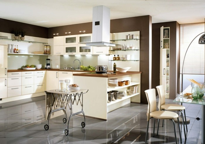 厨房设计与奶油橱柜和棕色的墙壁