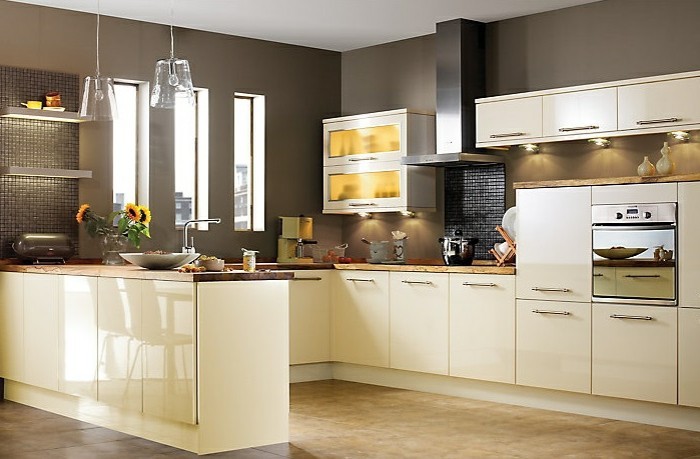 køkken maling creme køkkenskabe beige vægge hængende lamper