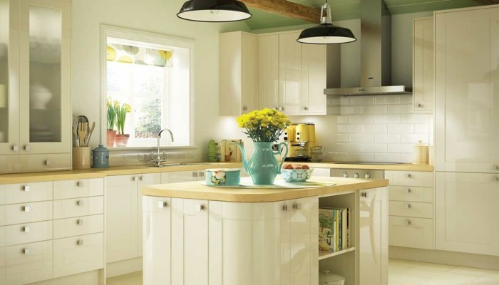 keuken verfroom keukenkasten vloertegels gekleurde vouwgordijn