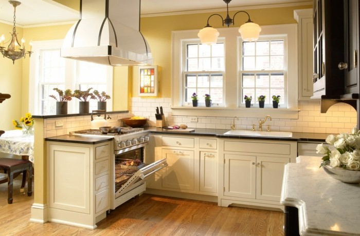 virtuvės dažų idėjos, kreminės virtuvės spintelės, šviesiai geltonos sienos