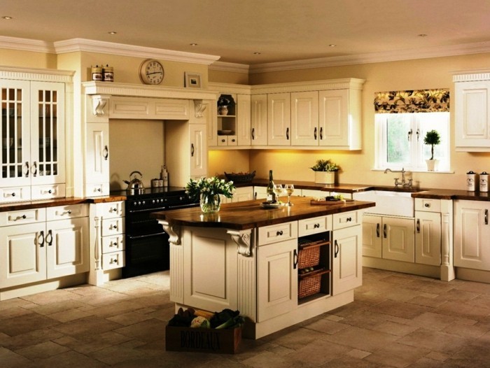 virtuvės tapybos idėjos kremo baldų grindų plytelės įleidžiamas apšvietimas