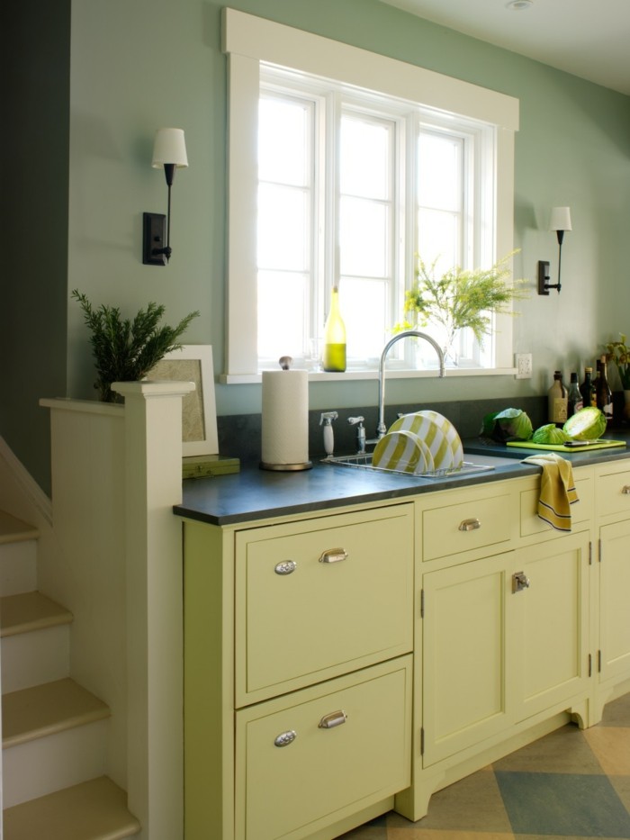 armoires de cuisine de peinture de cuisine dans la crème rendent la cuisine confortable